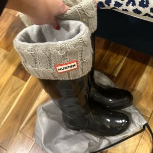 hunter black boots comes with socks too
